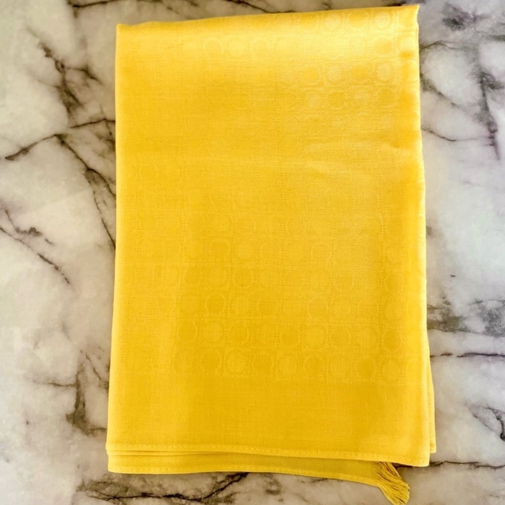 Salvatore Ferragamo shawl soft yellow color - Picture 5 of 8